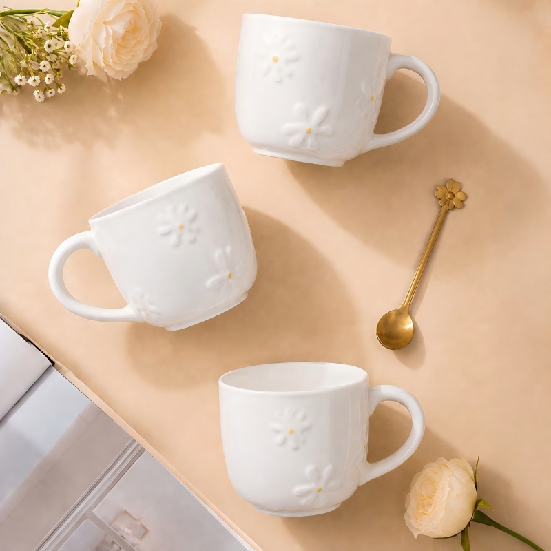 Caneca de café de cerâmica com margarida em relevo