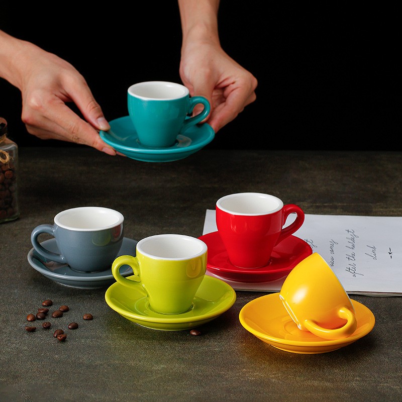 Conjunto de xícara e pires de café expresso de cerâmica colorida
