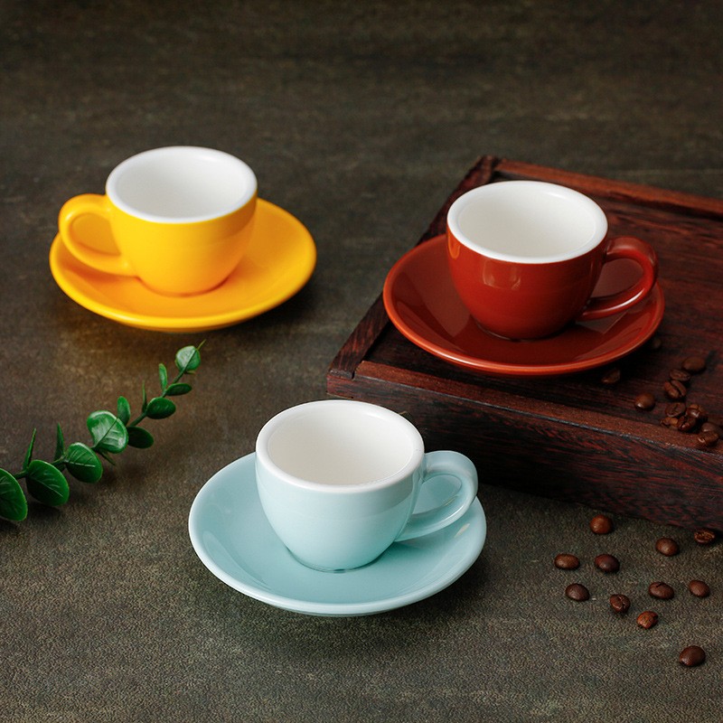 Conjunto de xícara e pires de café expresso de cerâmica colorida