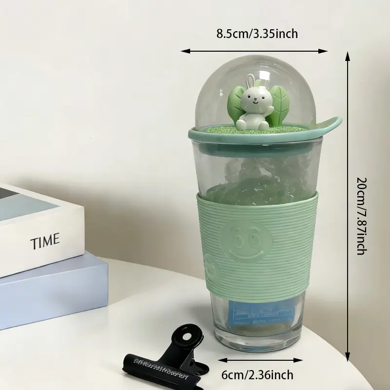 Copo de vidro com cobertura em cúpula de desenho animado e capa de silicone