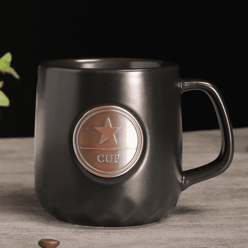 Canecas de cerâmica com distintivo de alfinete de metal