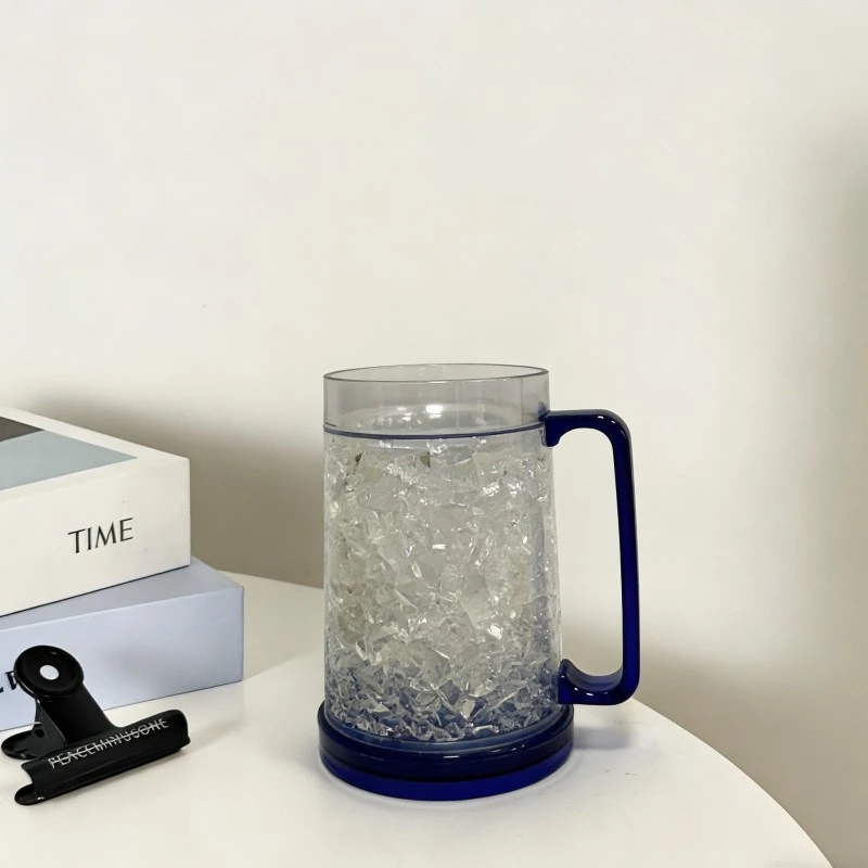 Caneca de cerveja de plástico com gelo falso de parede dupla