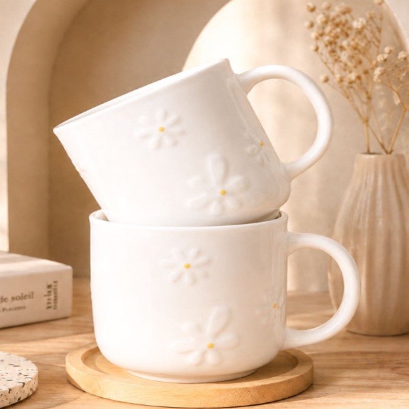Caneca de café de cerâmica com margarida em relevo Caneca de café de cerâmica com margarida em relevo