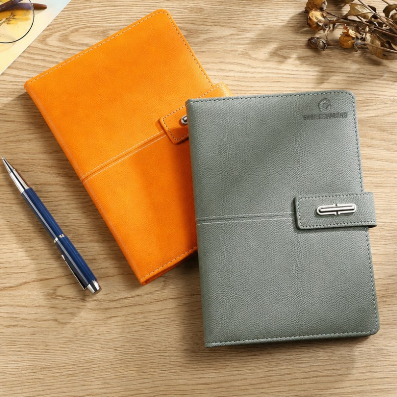 Caderno personalizado do diário da capa dura do couro do plutônio da curvatura do metal