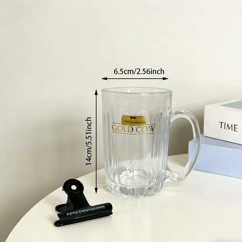 Caneca de cerveja de vidro com textura listrada
